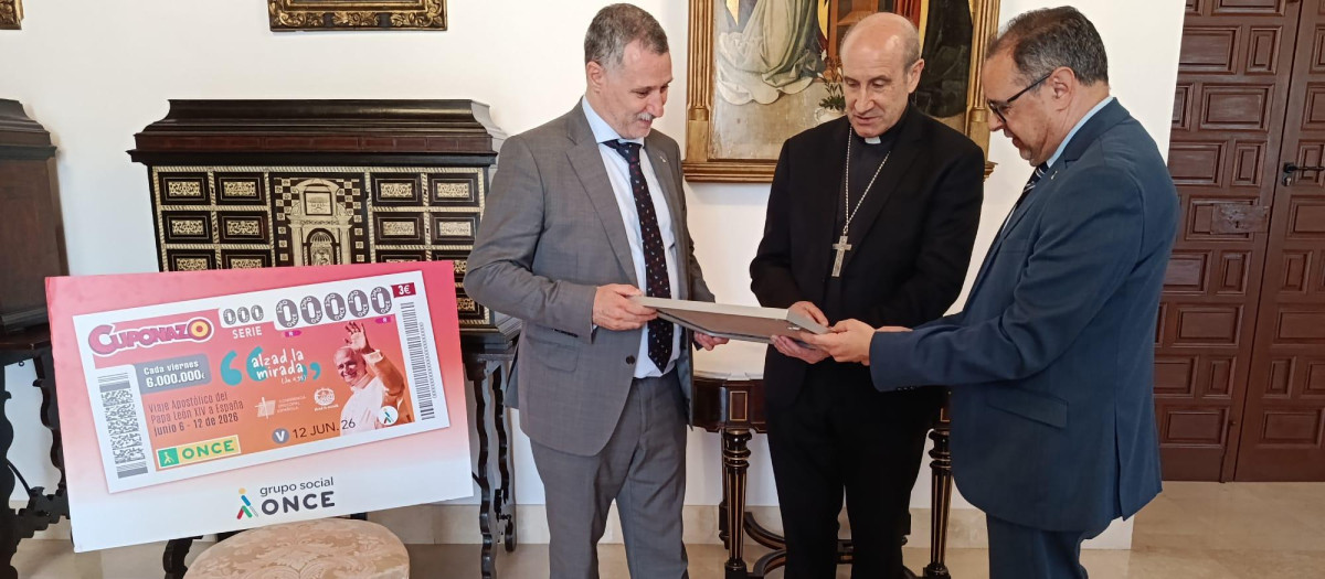 El obispo de Córdoba departe con los representantes de la ONCE sobre este cuponazo con el Papa como protagonista