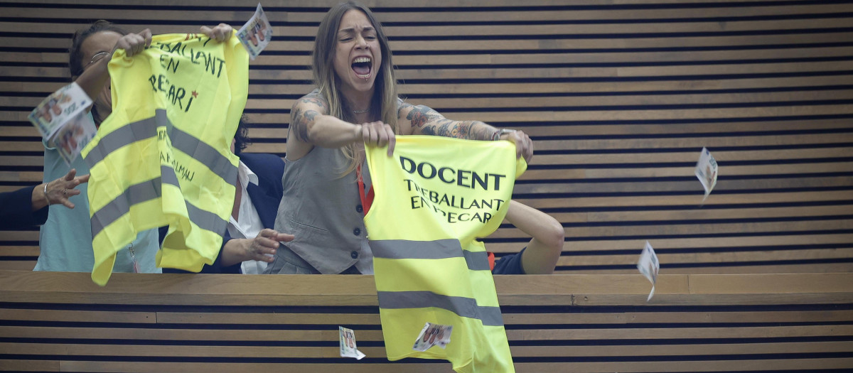 Imagen tomada el pasado 21 de mayo de tres profesores en huelga protestando en la tribuna de invitados de las Cortes Valencianas