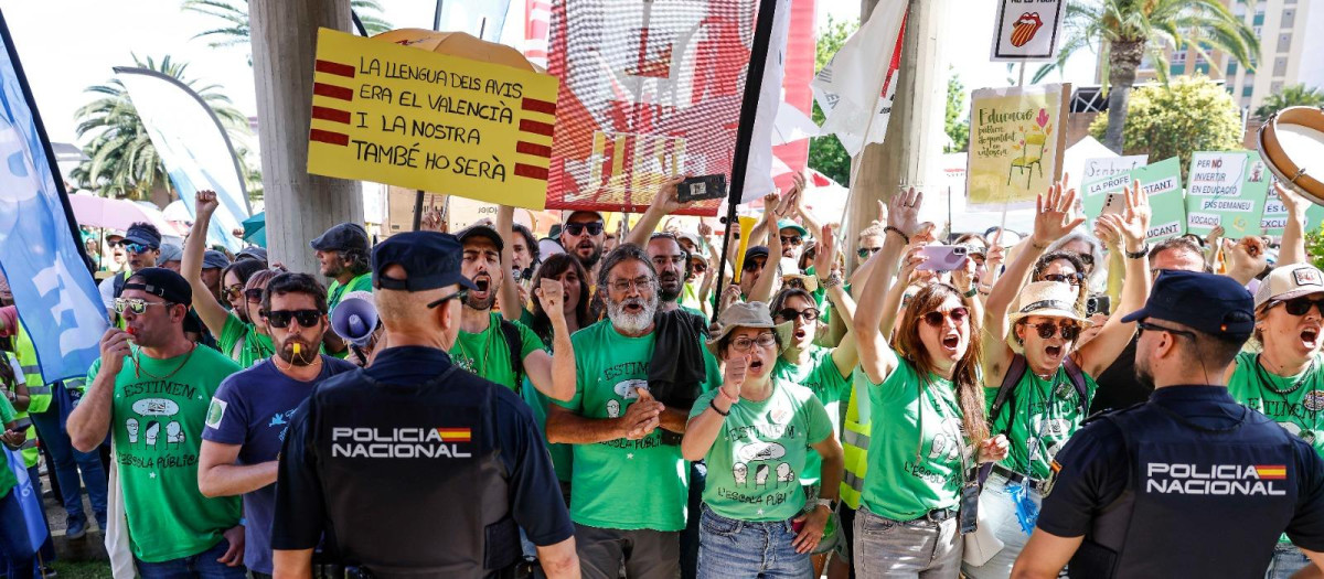 Imagen de una protesta de docentes en Valencia