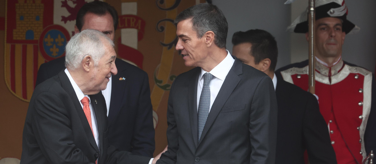(Foto de ARCHIVO)
(D-I) El presidente del Gobierno, Pedro Sánchez, y el presidente del Tribunal Constitucional, Cándido Conde Pumpido,durante el acto solemne de homenaje a la bandera nacional y desfile militar por el 12 de octubre, Día de la Hispanidad, en la Plaza de Cánovas del Castillo, a 12 de octubre de 2025, en Madrid (España). Los actos comienzan con el izado de bandera y van seguidos del homenaje a los que dieron la vida por el país. Posteriormente, comienzan los desfiles militares aéreos y terrestres. En total, 3.847 efectivos de las Fuerzas Armadas, las Fuerzas y Cuerpos de Seguridad del Estado y otras instituciones del Estado participarán en el desfile, junto a 229 caballos, 6 perros, 45 aviones y 29 helicópteros.

Eduardo Parra / Europa Press
12 OCTUBRE 2025;DESFILE MILITAR;DÍA DE LA HISPANIDAD
12/10/2025