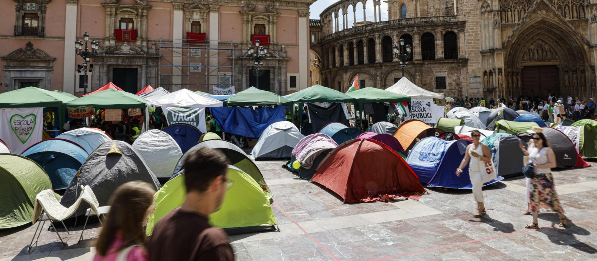 Imagen tomada este miércoles durante la acampada ilegal de profesores en huelga en la plaza de la Virgen de Valencia