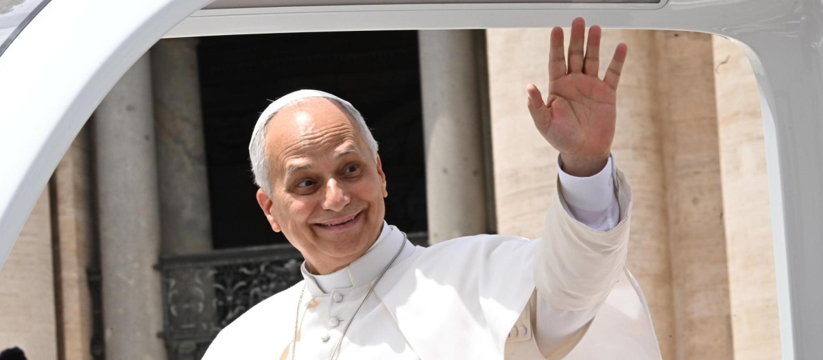 El Papa León XIV saluda a los fieles al finalizar su audiencia general semanal