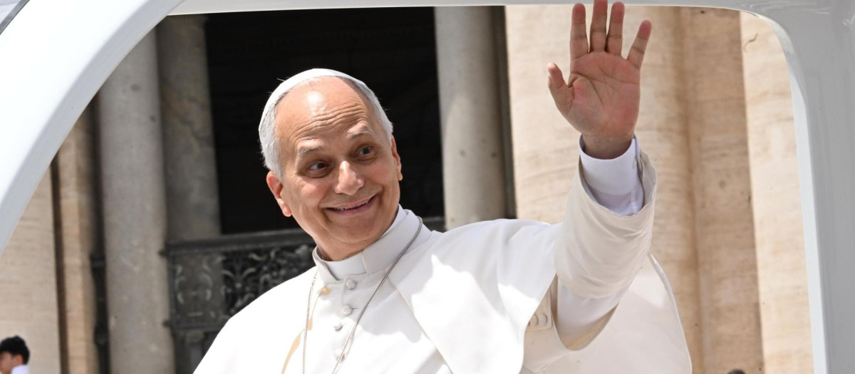 El Papa León XIV saluda a los fieles al finalizar su audiencia general semanal