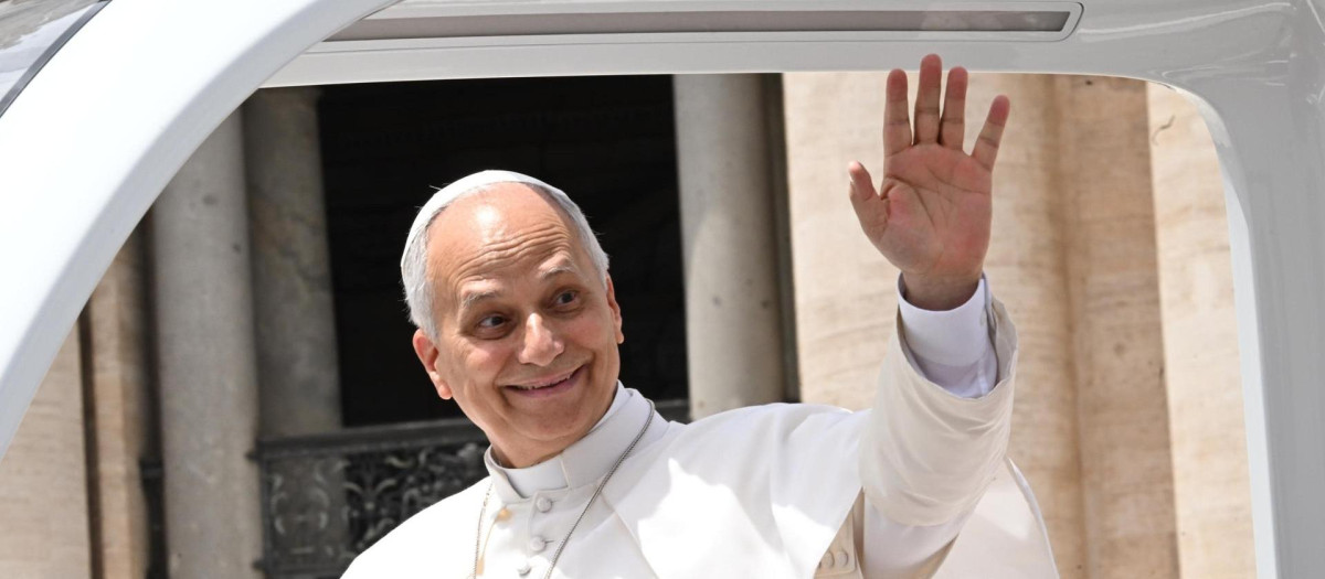 El Papa León XIV saluda a los fieles al finalizar su audiencia general semanal