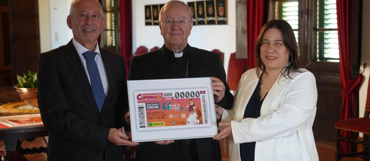 El obispo junto con los responsables de la Once