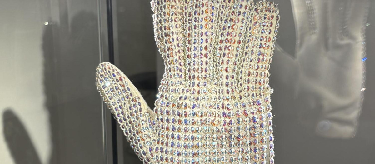 Uno de los guantes forrados con joyas de Swarovski de Michael Jackson