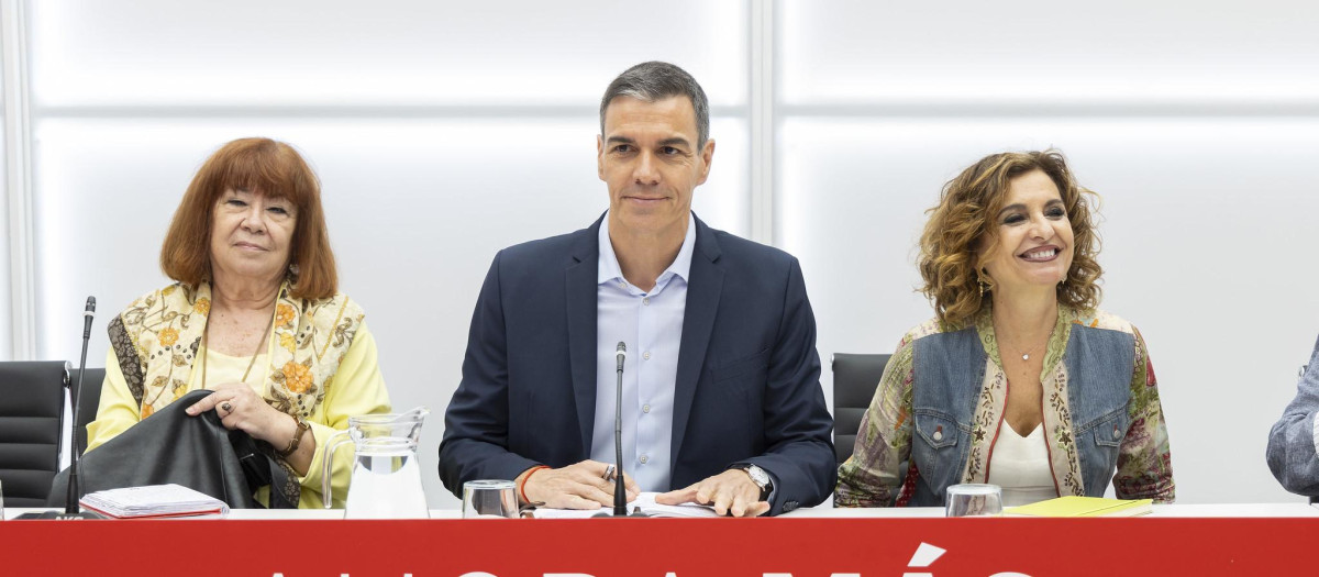 Pedro Sánchez, Cristina Narbona y María Jesús Montero, el pasado lunes en la Ejecutiva del PSOE