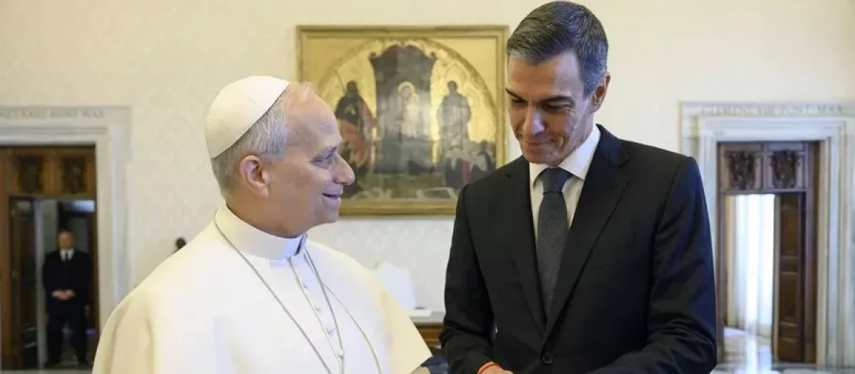 Pedro Sánchez junto a León XIV en su último viaje al Vaticano