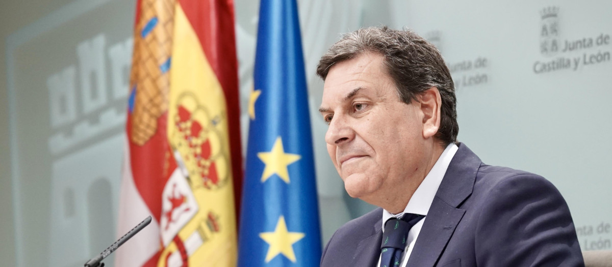 El consejero de Economía y Hacienda y portavoz, Carlos Fernández Carriedo, comparece en rueda de prensa posterior al Consejo de Gobierno