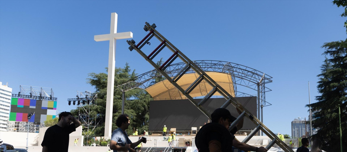 Montaje del escenario en la plaza de Lima