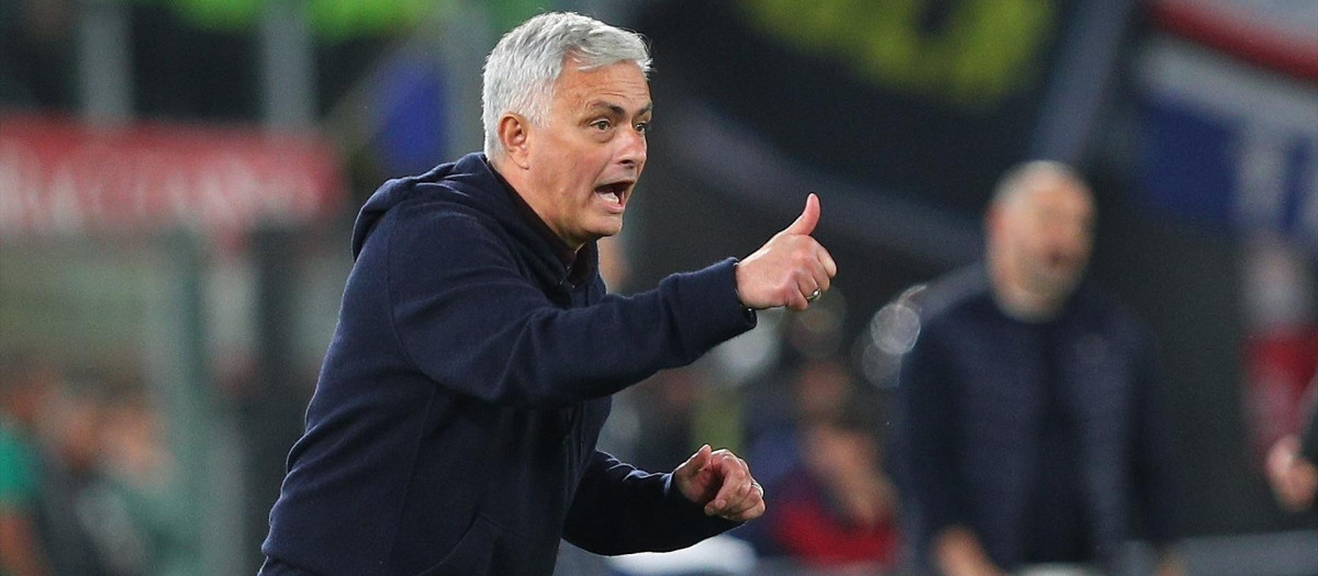 José Mourinho dirigiendo un partido de la AS Roma