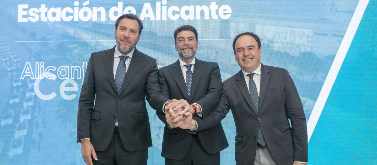 El ministro de Transportes, Óscar Puente, junto al alcalde de Alicante, Luis Barcala, y el presidente de la Generalitat Juanfran Pérez Llorca, durante un acto institucional en Alicante