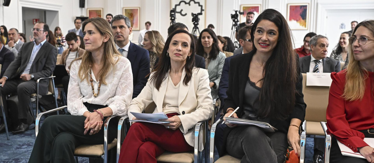 La presidenta del grupo Red Eléctrica de España, Beatriz Corredor (2i), junto a la vicepresidenta tercera y ministra para la Transición Ecológica, Sara Aagesen (i)
