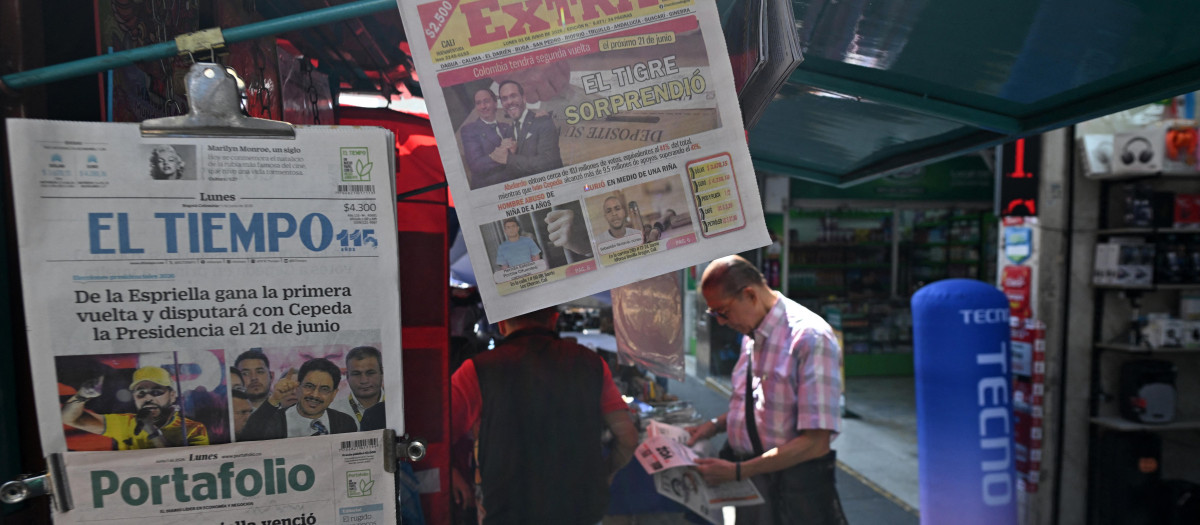 Un hombre lee un periódico en un quiosco de Cali, Colombia, el 1 de junio de 2026, un día después de las elecciones presidencial