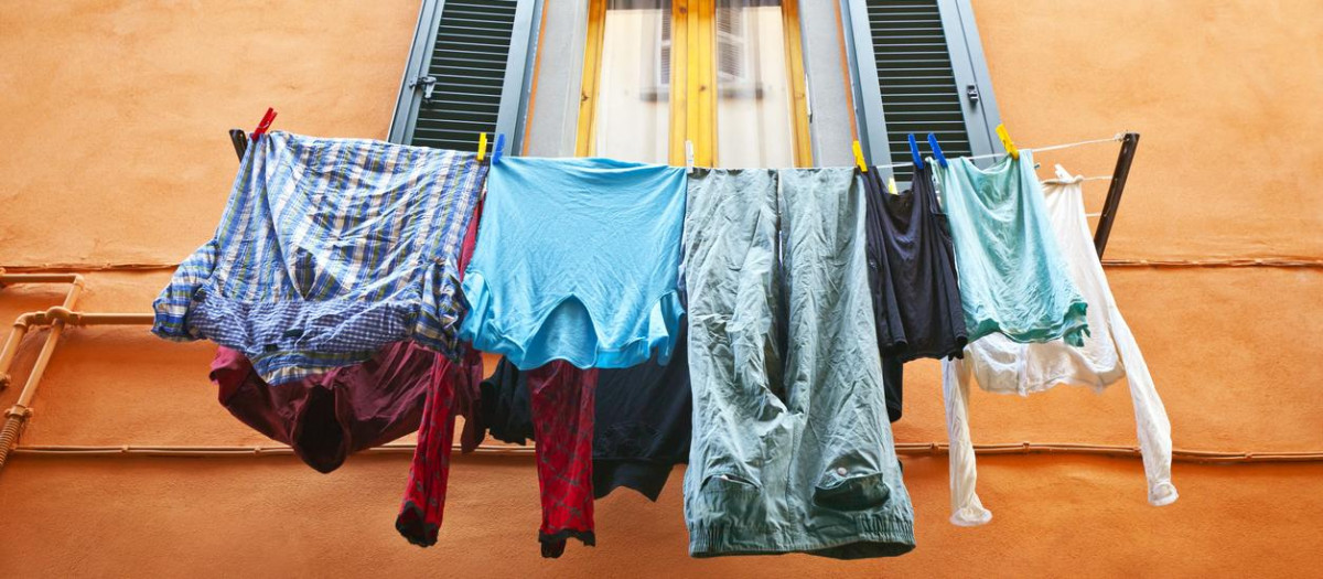 Ropa tendida en un patio interior