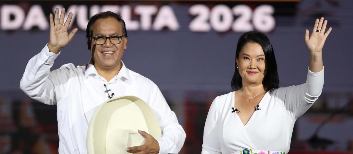 AME7355. LIMA (PERÚ), 03/06/2026.- Fotografía del 31 de mayo de los candidatos a la Presidencia de Perú, la derechista Keiko Fujimori y el izquierdista Roberto Sánchez saludando durante un debate presidencial en Lima (Perú). Los planes de gobierno de Fujimori y Sánchez, estaban originalmente en las antípodas en lo económico, pero en los últimos días la primera ha elevado sus promesas de gasto público y el segundo ha moderado sus posiciones en busca del voto de centro. EFE/ Paolo Aguilar