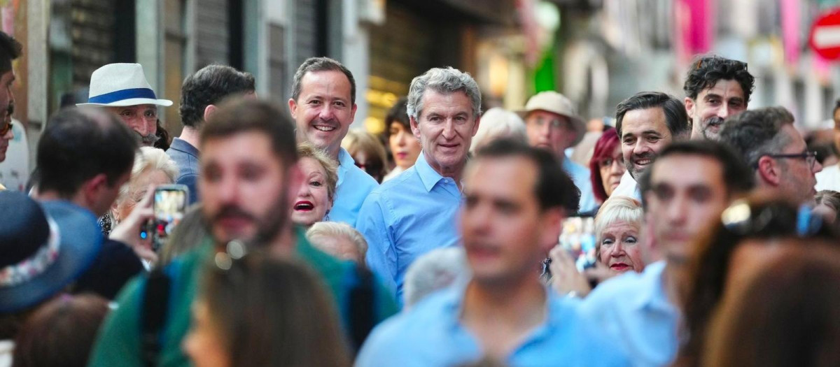 El presidente nacional del PP, Alberto Núñez Feijóo, en las calles de Toledo el día previo al Corpus Christi
