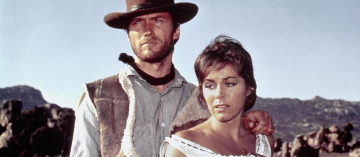 Esta película es la piedra angular que reinventó el cine del oeste, cambiando los héroes tradicionales por un universo mucho más cínico, estético y moralmente ambiguo. La trama inicia con la llegada de un enigmático pistolero sin nombre a San Miguel, un pueblo fronterizo dominado por el miedo y la violencia. Al descubrir que dos poderosas familias rivales, los Baxter y los Rojo, se disputan el control del contrabando local, el extranjero decide utilizar su ingenio y su letal puntería para trabajar para ambos bandos, vendiendo su lealtad al mejor postor. Lo fascinante de la historia es cómo este antihéroe juega un peligroso doble juego, avivando el conflicto en su propio beneficio hasta que la situación estalla de forma inevitable. Sergio Leone sienta aquí las bases de su estilo visual único, con planos innovadores y una tensión que se masca en el ambiente. Apoyada en la magnética presencia de Clint Eastwood y la inolvidable música de Ennio Morricone, la obra se convierte en un ejercicio magistral de suspense, estrategia y pura acción.