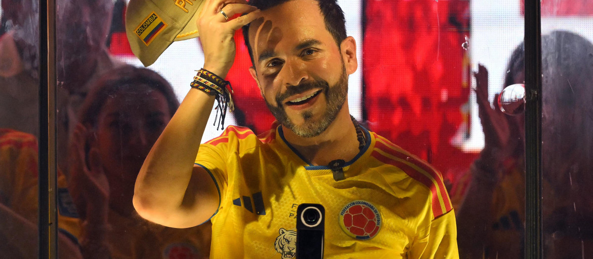 Abelardo de la Espriella, candidato presidencial, usando una camiseta de la selección de Colombia