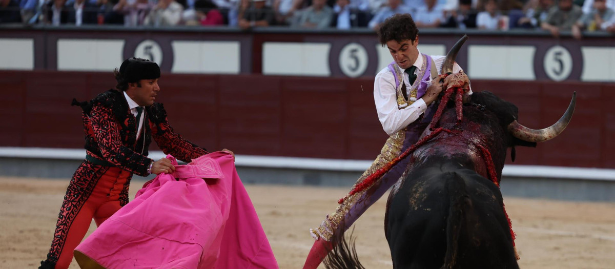 Víctor Hernández, con la chaquetilla arrancada por una cogida durante la lidia del sexto de la tarde
