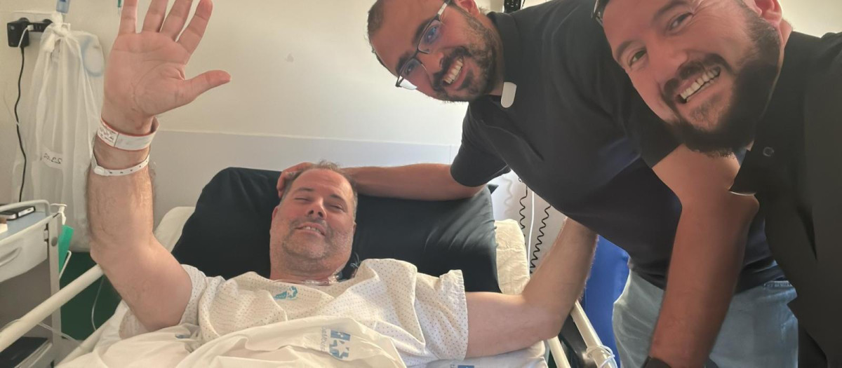 Gonzalo, junto a dos amigos sacerdotes al día siguiente de ser intervenido