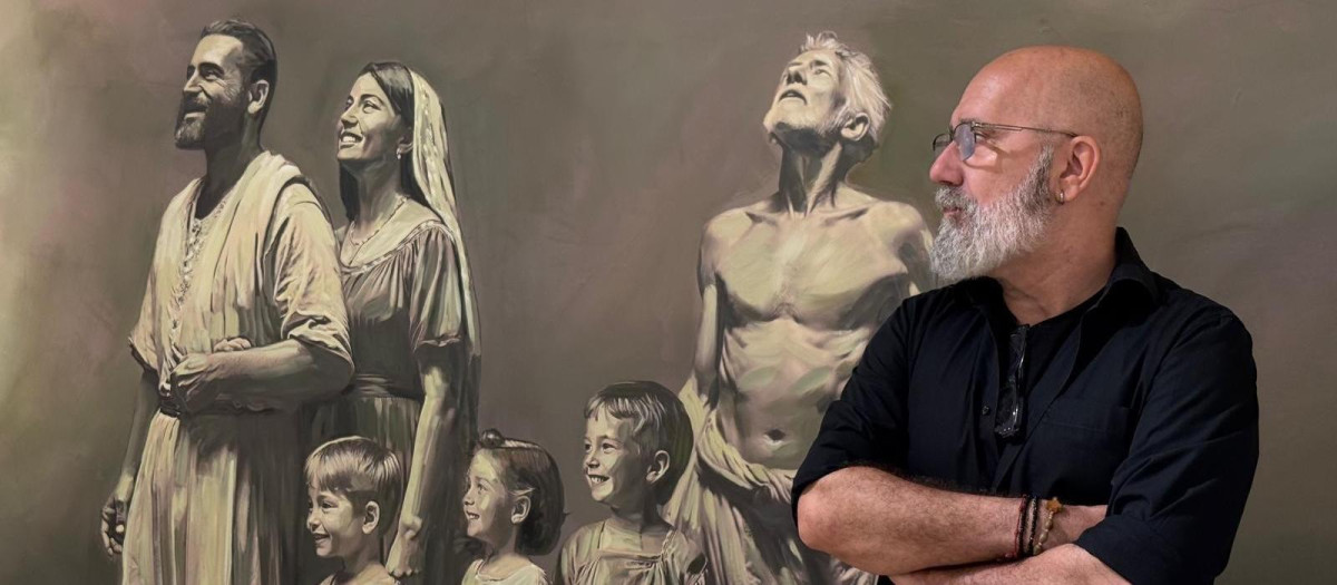 Xavier Bartumeus con una de sus obras