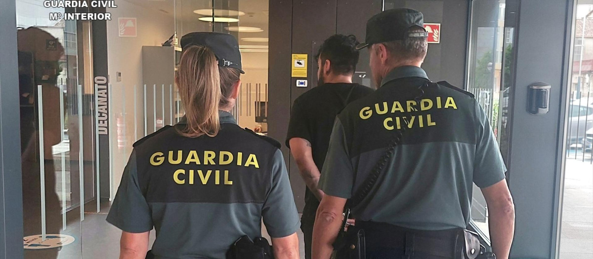 Guardia Civil detuvo en Tui (Pontevedra)  a un hombre de 30 años con una orden de búsqueda de la Interpol por un homicidio doloso.

REMITIDA / HANDOUT por GUARDIA CIVIL
Fotografía remitida a medios de comunicación exclusivamente para ilustrar la noticia a la que hace referencia la imagen, y citando la procedencia de la imagen en la firma
05/6/2026