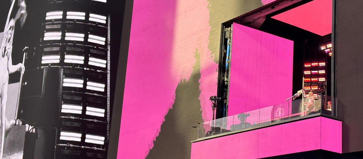 La cantante estadounidense Madonna aparece en el balcón de una de las pantallas de Times Square