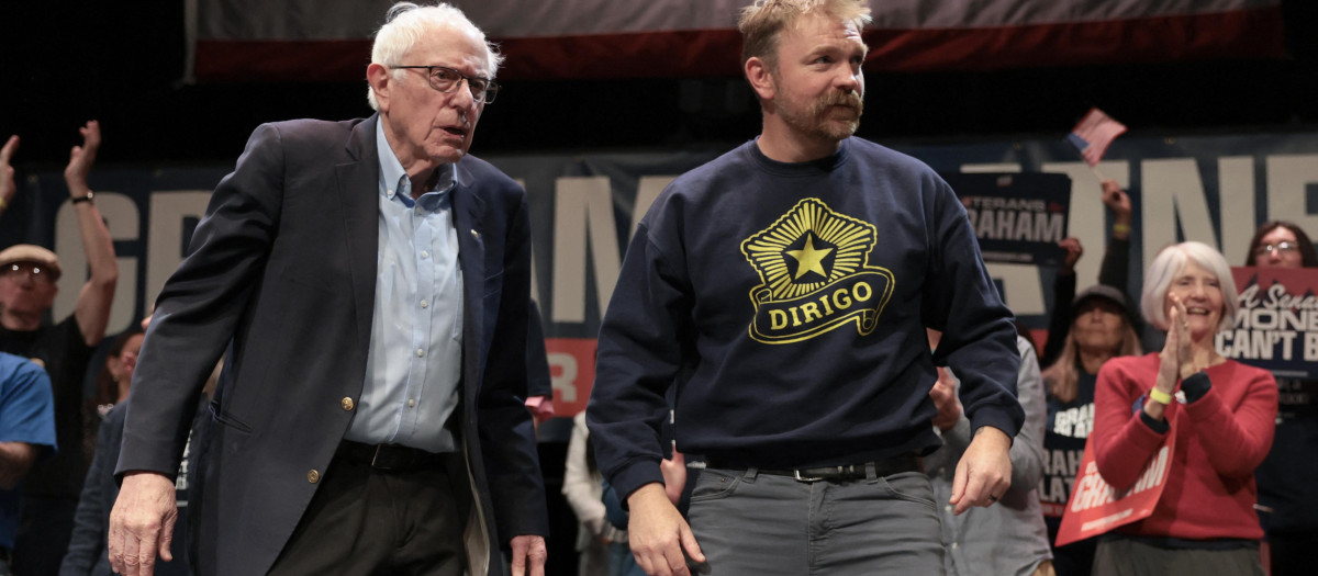 El senador Bernie Sanders (Iz) y el candidato a senador por Maine por el Partido Demócrata Graham Platner