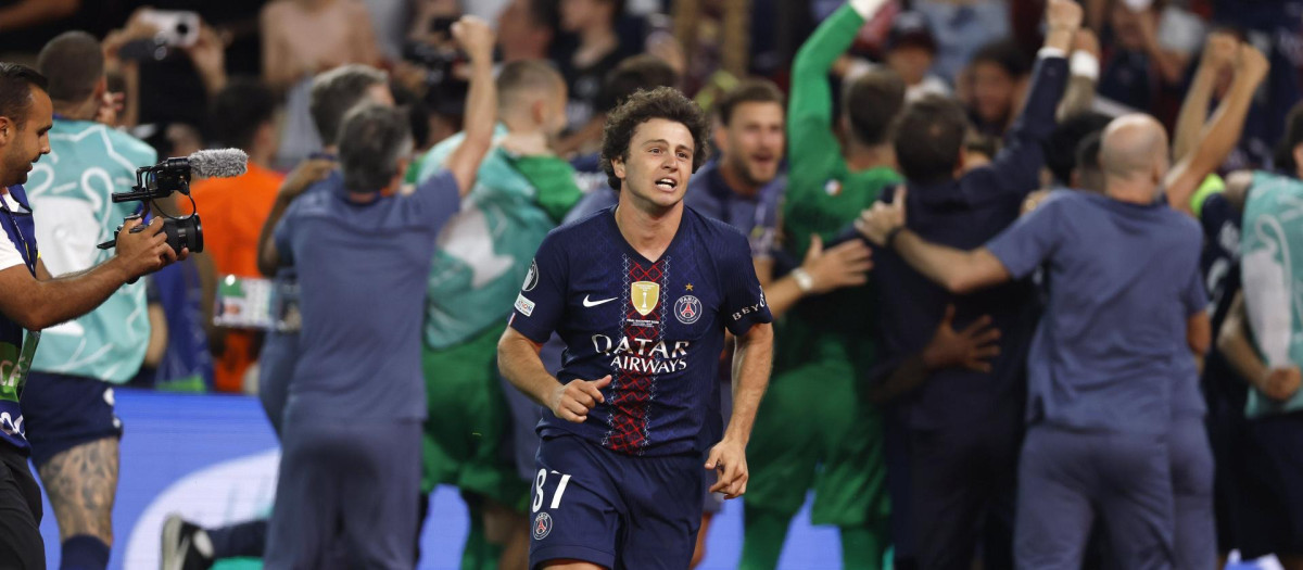 Joao Neves celebra la segunda Champions ganada con el PSG