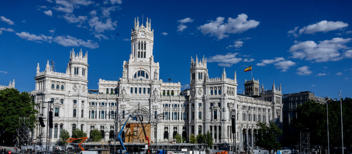 Vista general durante el montaje de escenarios para la Santa Misa del Papa León XIV en Cibeles