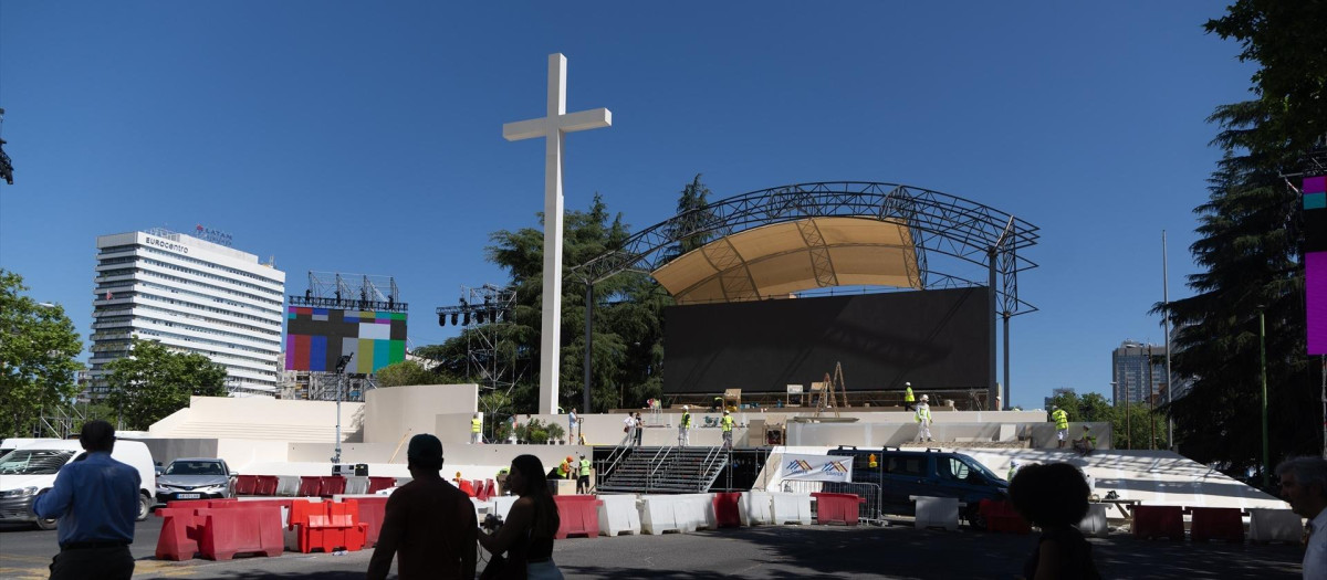Montaje del escenario con motivo de la próxima visita apostólica del Papa León XIV en la plaza de Lima