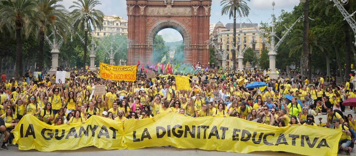 Manifestación de profesores en Barcelona, en el Arco del Triunfo