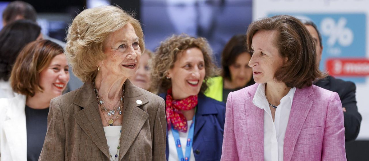 La Reina Sofía ha apoyado este viernes en Carrefour de Alcobendas la recogida del banco de alimentos