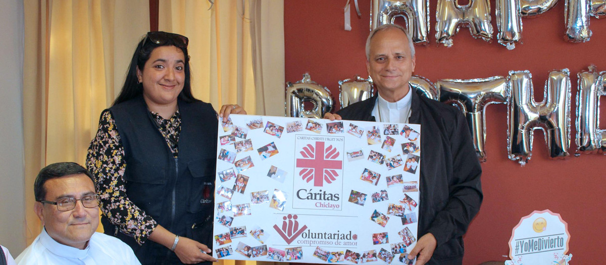 Imagen de Laura Baca junto al Papa León XIV en Cáritas