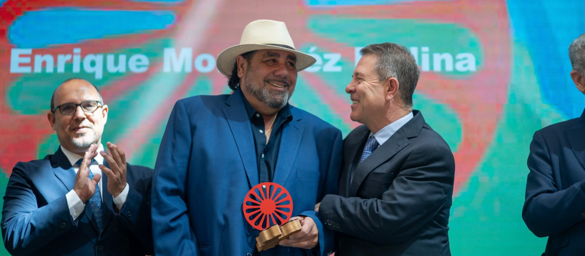 Emiliano García-Page hace entrega de un reconocimiento al pueblo gitano