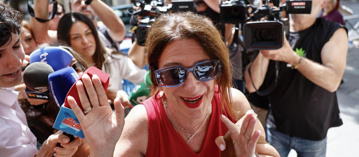La fontanera socialista Leire Díez en la puerta de la sede del PSOE el año pasado