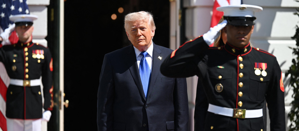 Donald Trump, presidente de los Estados Unidos, entre guardias de honor en la Casa Blanca