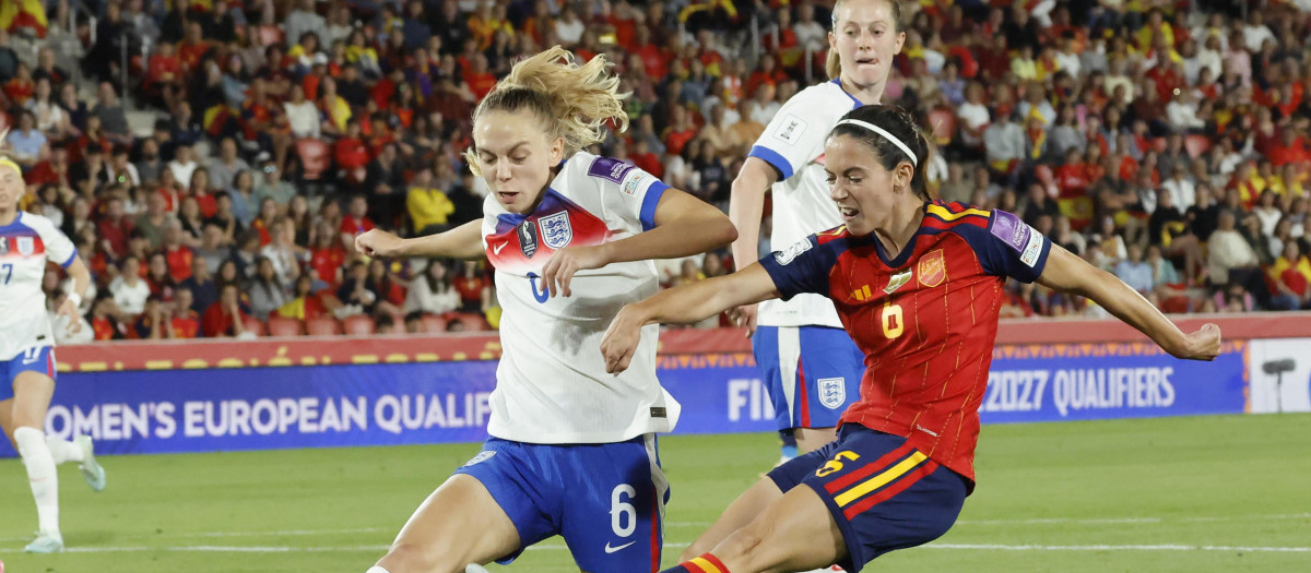 PALMA, 05/06/2026.- La centrocampista de España Aitana Bonmatí (d) dispara a puerta durante el partido de la fase de clasificación para el Mundial femenino de Brasil 2027 que las selecciones de España e Inglaterra disputan este viernes en el estadio de Son Moix, en Palma. EFE/Cati Cladera