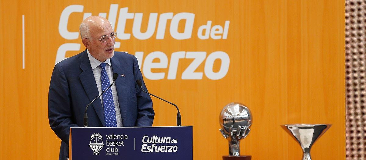 Imagen de archivo de Juan Roig junto a dos de los títulos del Valencia Basket