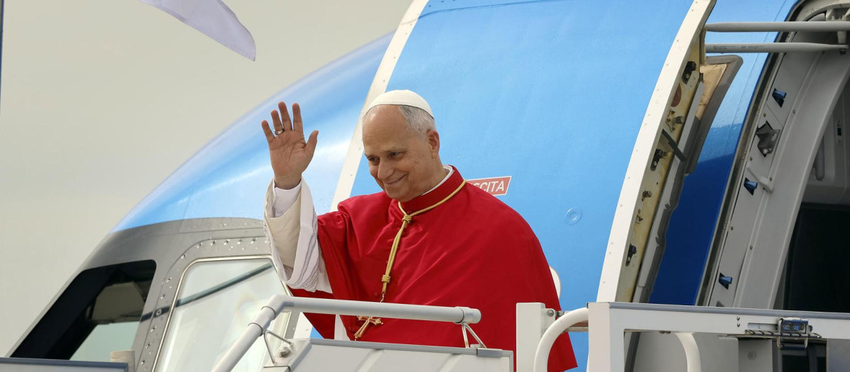 El Papa León XIV saluda a su llegada al aeropuerto de Adolfo Suárez Madrid-Barajas