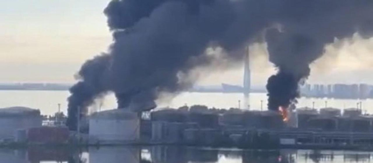 Kiev, 3 jun (EFE).- Captura del vídeo publicado en X por el presidente de Ucrania, Volodímir Zelenski, mostrando el o ataque ucraniano contra la terminal petrolera del puerto ruso de San Petersburgo. Las defensas aéreas ucranianas derribaron durante la pasada madrugada 189 de los 198 drones de larga distancia lanzados por el Ejército ruso contra territorio bajo control de Kiev, al tiempo que fuerzas ucranianas golpearon la terminal petrolera de San Petersburgo, según el mensaje publicado por Zelenski en la red social. EFE/ Volodímir Zelenski en X - SOLO USO EDITORIAL/SOLO DISPONIBLE PARA ILUSTRAR LA NOTICIA QUE ACOMPAÑA (CRÉDITO OBLIGATORIO) -