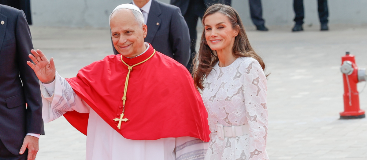 El Papa León XIV, junto a la Reina Letizia a su llegada a España