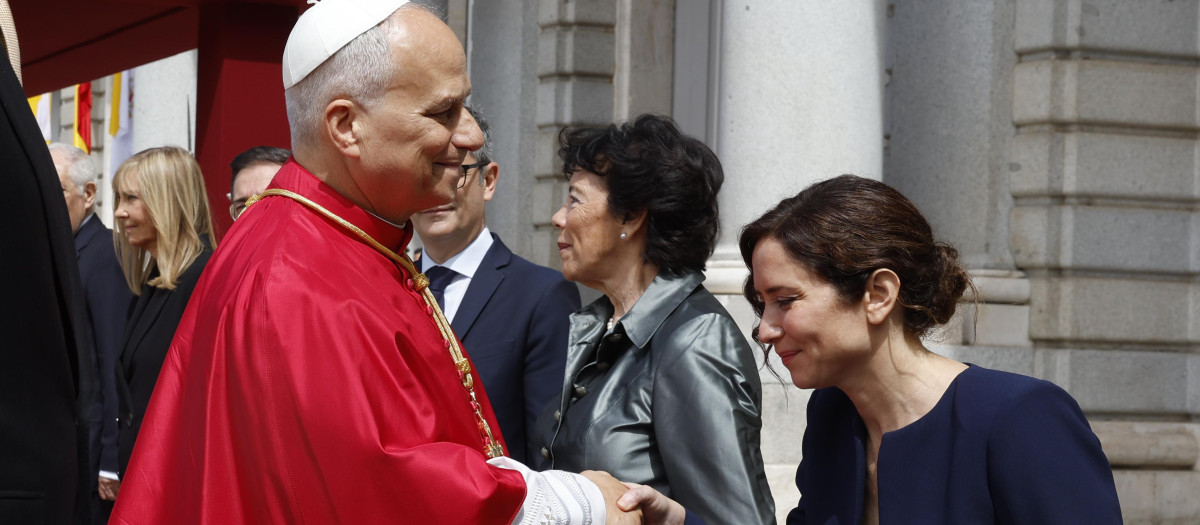 La presidenta de la Comunidad de Madrid, Isabel Díaz Ayuso, saluda al papa León XIV