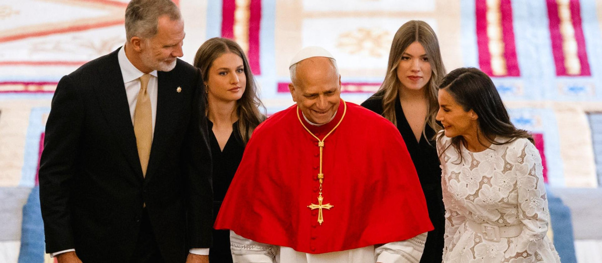 El Papa León XIV, flanqueado por la Familia Real