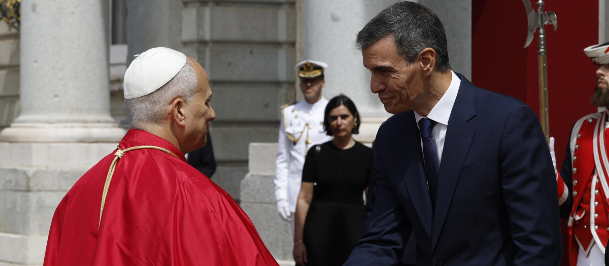 El Papa León XIV saluda a Pedro Sánchez en el Palacio Real
