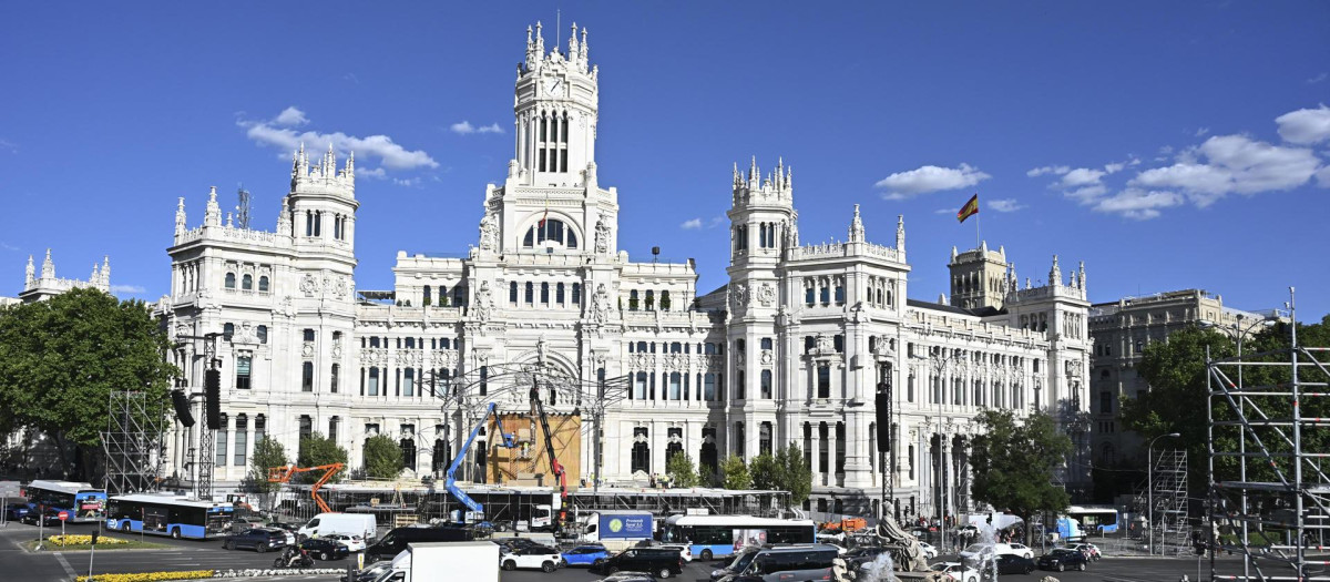 La plaza de Cibeles, hace unos días, preparándose para la misa de esta mañana