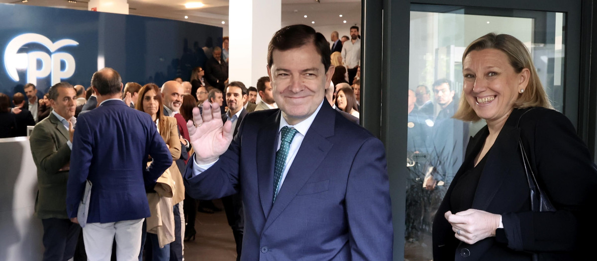El presidente del PP de Castilla y León, Alfonso Fernández Mañueco, acude a la reunión de la Junta Directiva Nacional del Partido Popular junto con Isabel Blanco