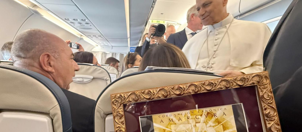 Su Santidad el Papa León XIV recibe una enmarcación de los Nazarenos de Palencia sobre la Coronación Canónica de la Amargura, durante el vuelo papal a España