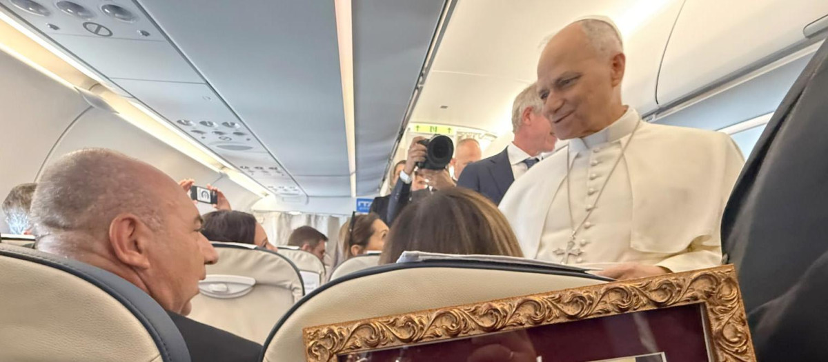 Su Santidad el Papa León XIV recibe una enmarcación de los Nazarenos de Palencia sobre la Coronación Canónica de la Amargura, durante el vuelo papal a España